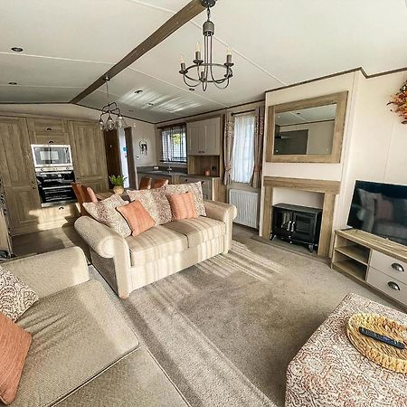 Stunning 8 Berth Caravan With Decking At Kessingland Beach Ref 90017D Benacre Екстериор снимка