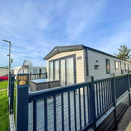 Stunning 8 Berth Caravan With Decking At Kessingland Beach Ref 90017D Benacre Екстериор снимка