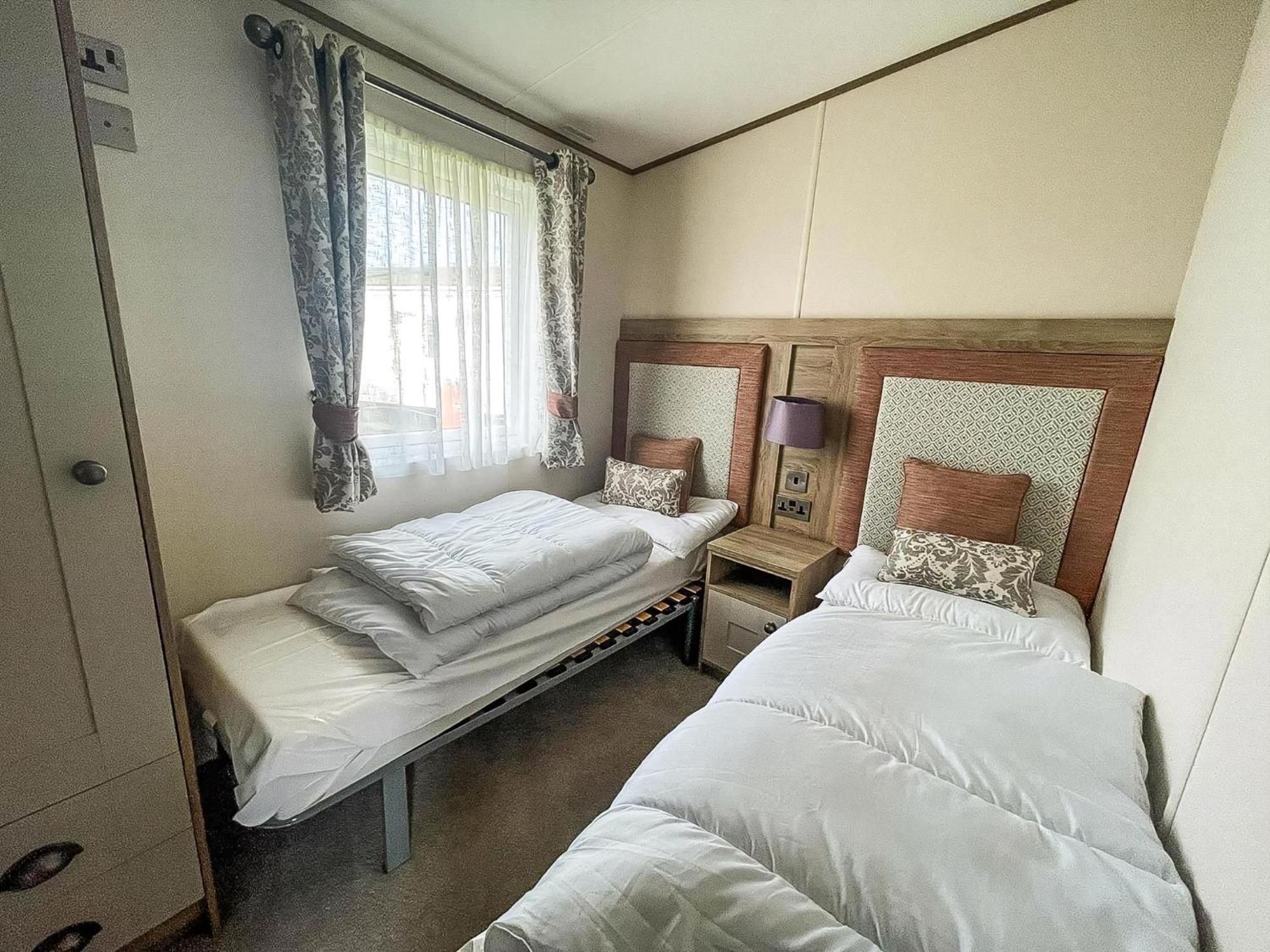 Stunning 8 Berth Caravan With Decking At Kessingland Beach Ref 90017D Benacre Екстериор снимка