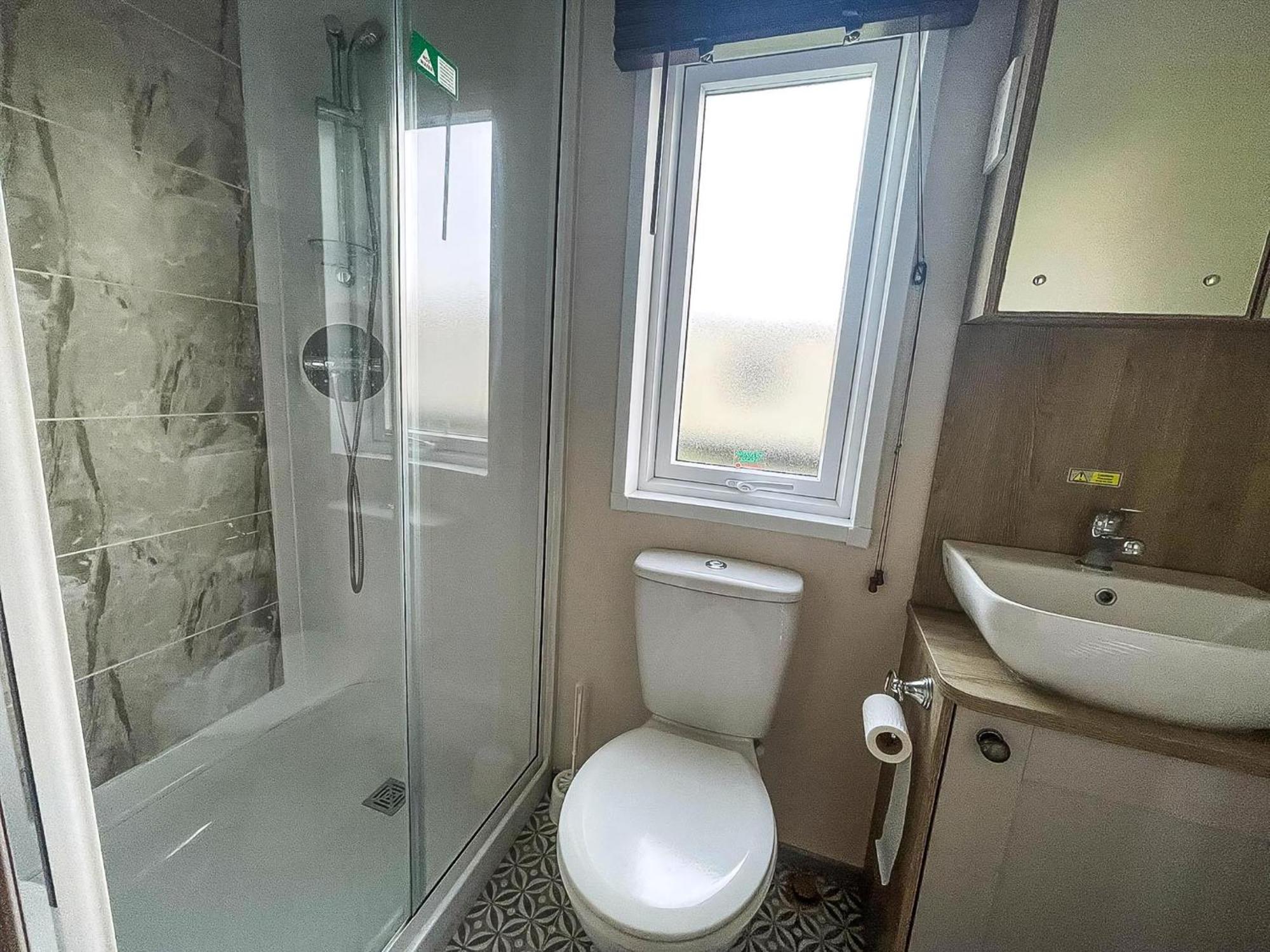 Stunning 8 Berth Caravan With Decking At Kessingland Beach Ref 90017D Benacre Екстериор снимка