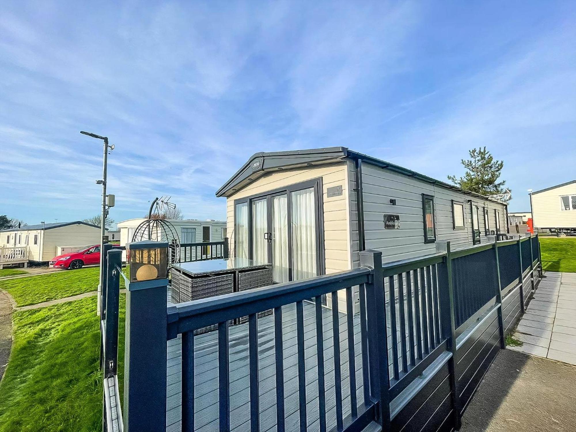 Stunning 8 Berth Caravan With Decking At Kessingland Beach Ref 90017D Benacre Екстериор снимка