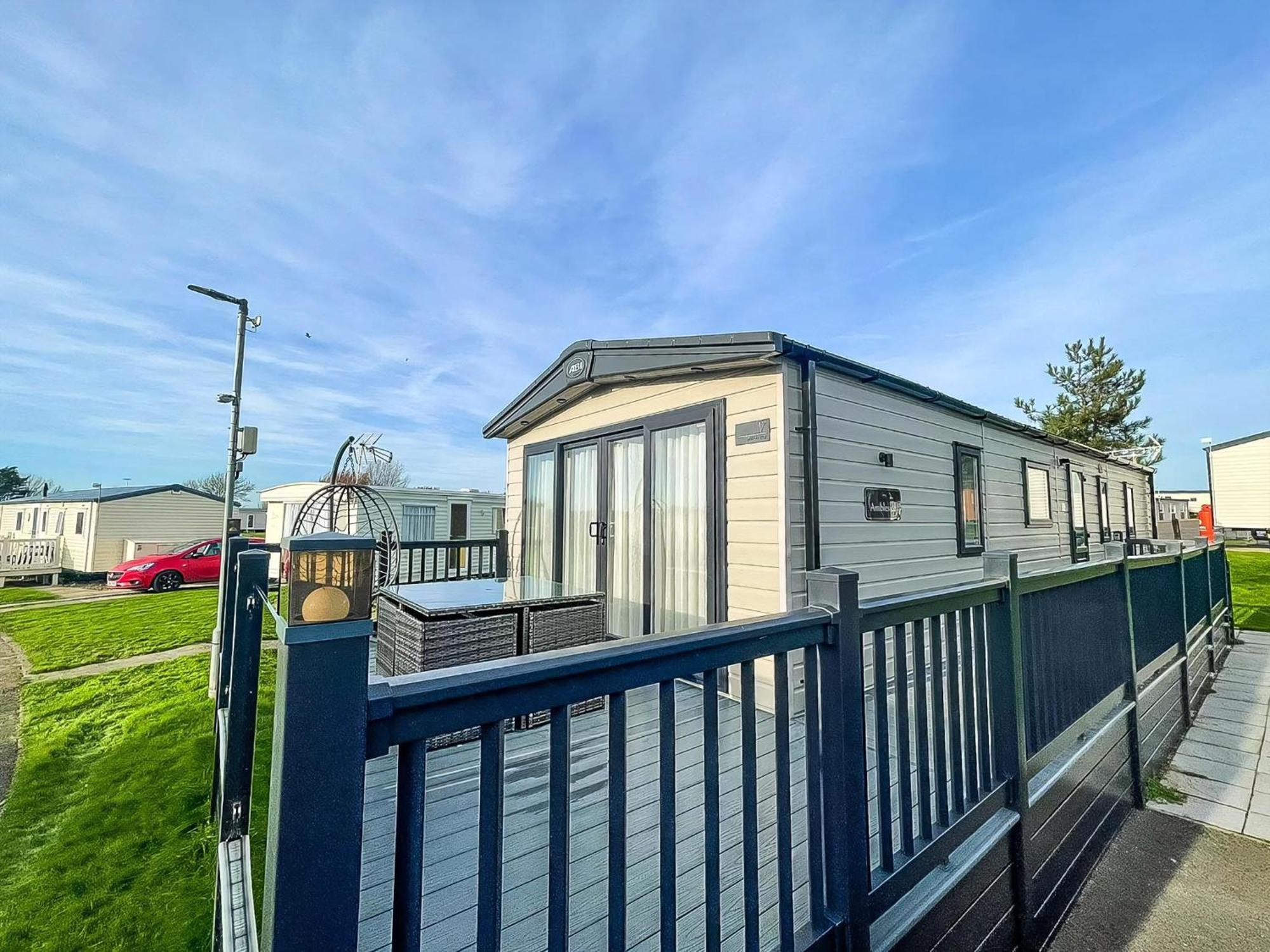 Stunning 8 Berth Caravan With Decking At Kessingland Beach Ref 90017D Benacre Екстериор снимка